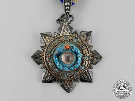 Order of the Double Dragon, Type II, V Class Badge Obverse