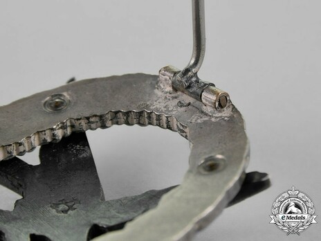 Radio Operator & Air Gunner Badge, by Assmann (in nickel silver) Detail