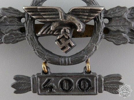 Transport & Glider Clasp, in Gold (with "400" pendant) Detail