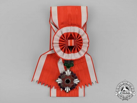 Order of the Paulownia Flowers, Badge Obverse