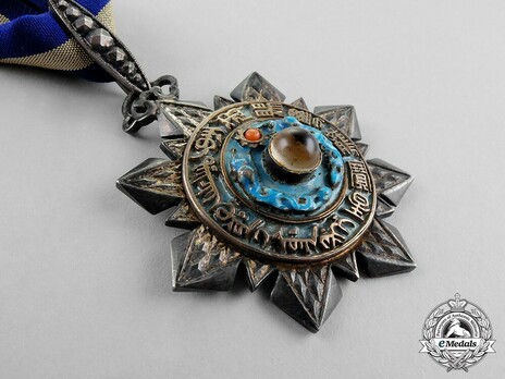 Order of the Double Dragon, Type II, V Class Badge Obverse