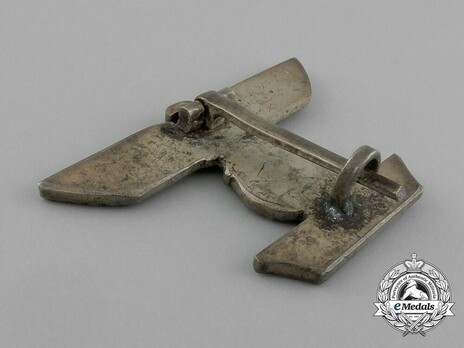 Clasp to the Iron Cross I Class, Type I, by C. E. Juncker (pinback) Reverse