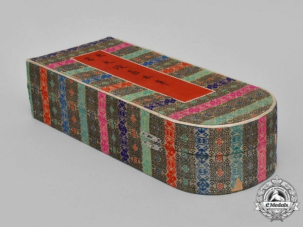 Order+of+the+golden+grain%2c+type+ii%2c+ii+class+sash+badge+case+of+issue+1