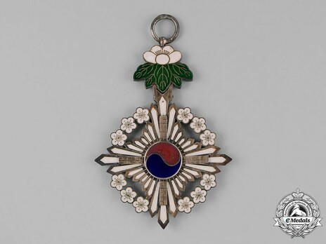 Order of the Golden Ruler, I Class Grand Cordon Badge Obverse