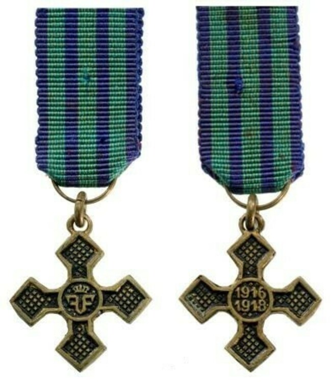 Miniature bronze cross 1916 1918