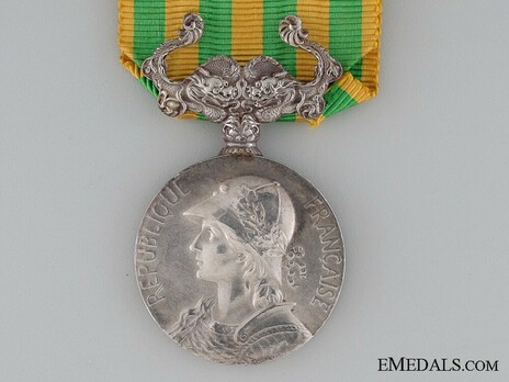 Silver Medal (with "1900 CHINA 1901" clasp, stamped "GEORGES LEMAIRE") Obverse