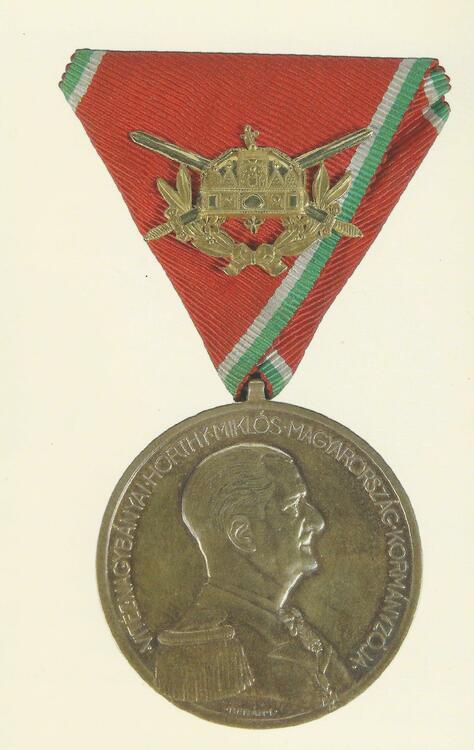 Officer+gold+bravery+medal+1