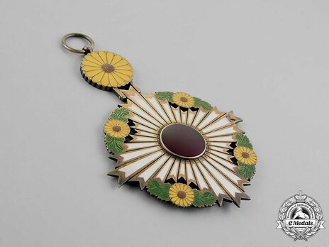 Order of the Chrysanthemum, Grand Cordon Badge Obverse