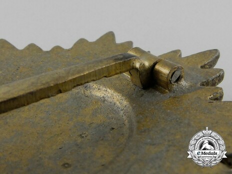 I Class in Gold Detail