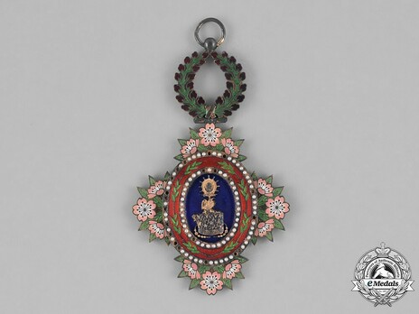 Order of the Sacred Crown, IV Class Obverse