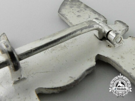 Clasp to the Iron Cross I Class, Type II, by B. H. Mayer (version A) Detail