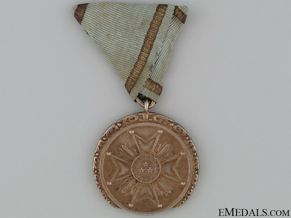 Order+of+the+three+stars%2c+gold+medal+1