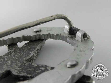 Radio Operator & Air Gunner Badge, by Assmann (in aluminum) Detail