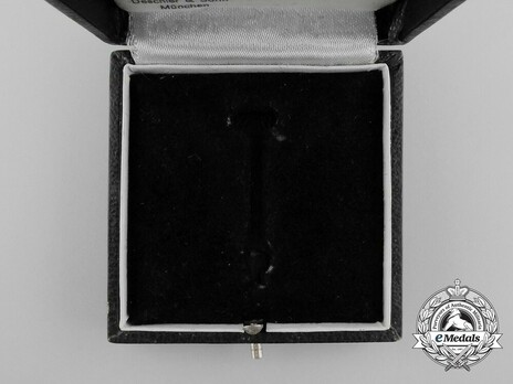 War Merit Cross I Class with Swords Case of Issue, by Deschler Interior